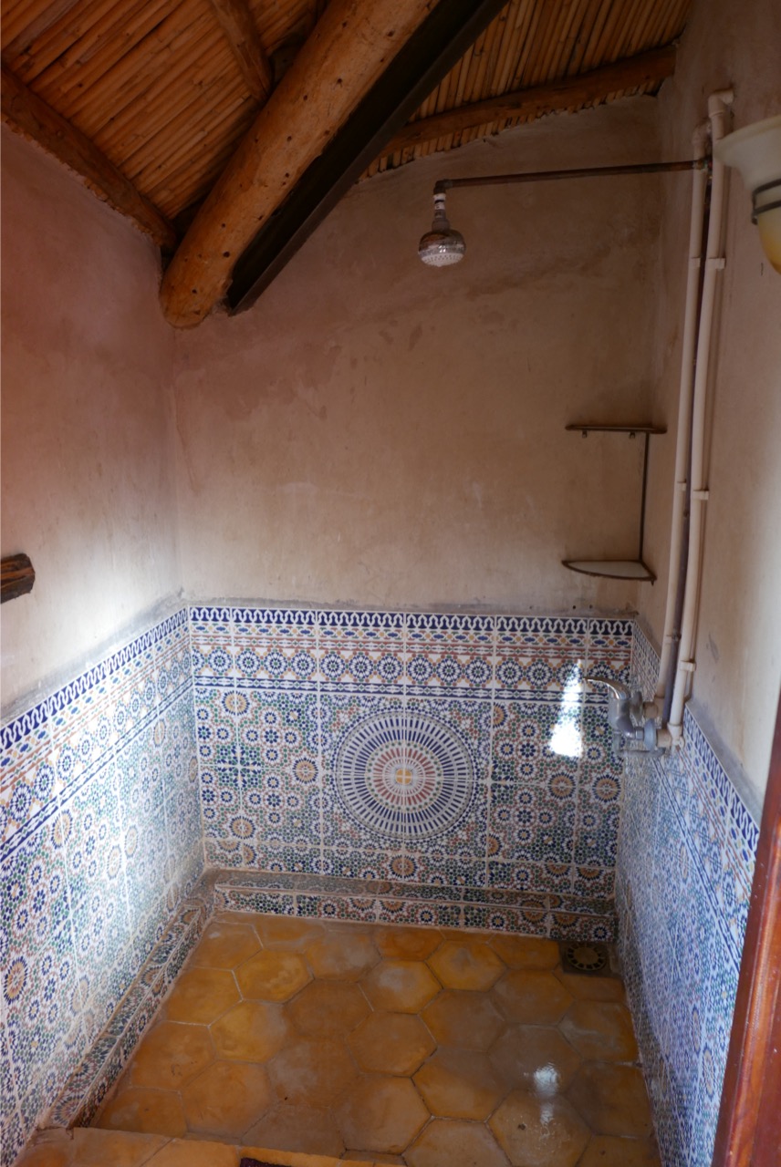 Salle de bain dans une chambre de l'hotel Raidoriental au Maroc
