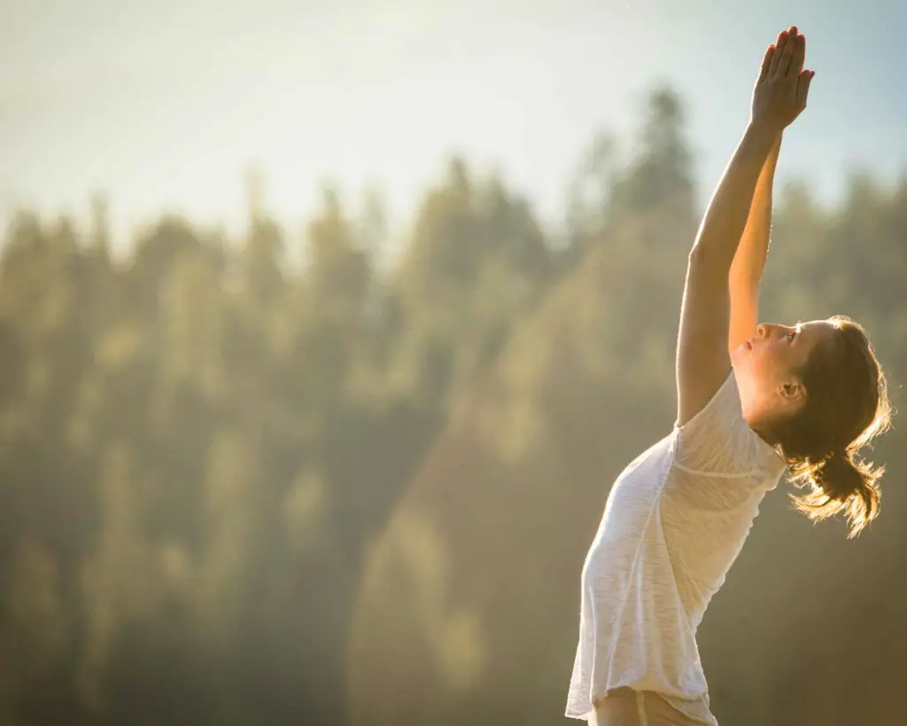 Salutation au soleil en pleine nature