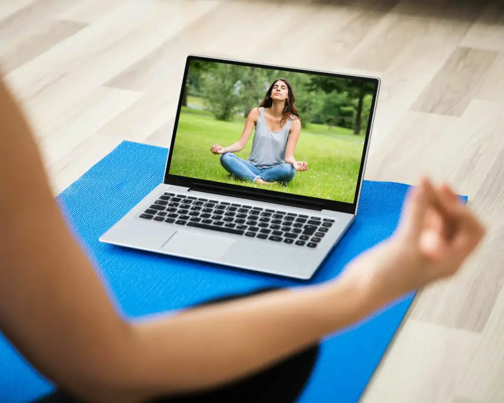 Séance de yoga en visio