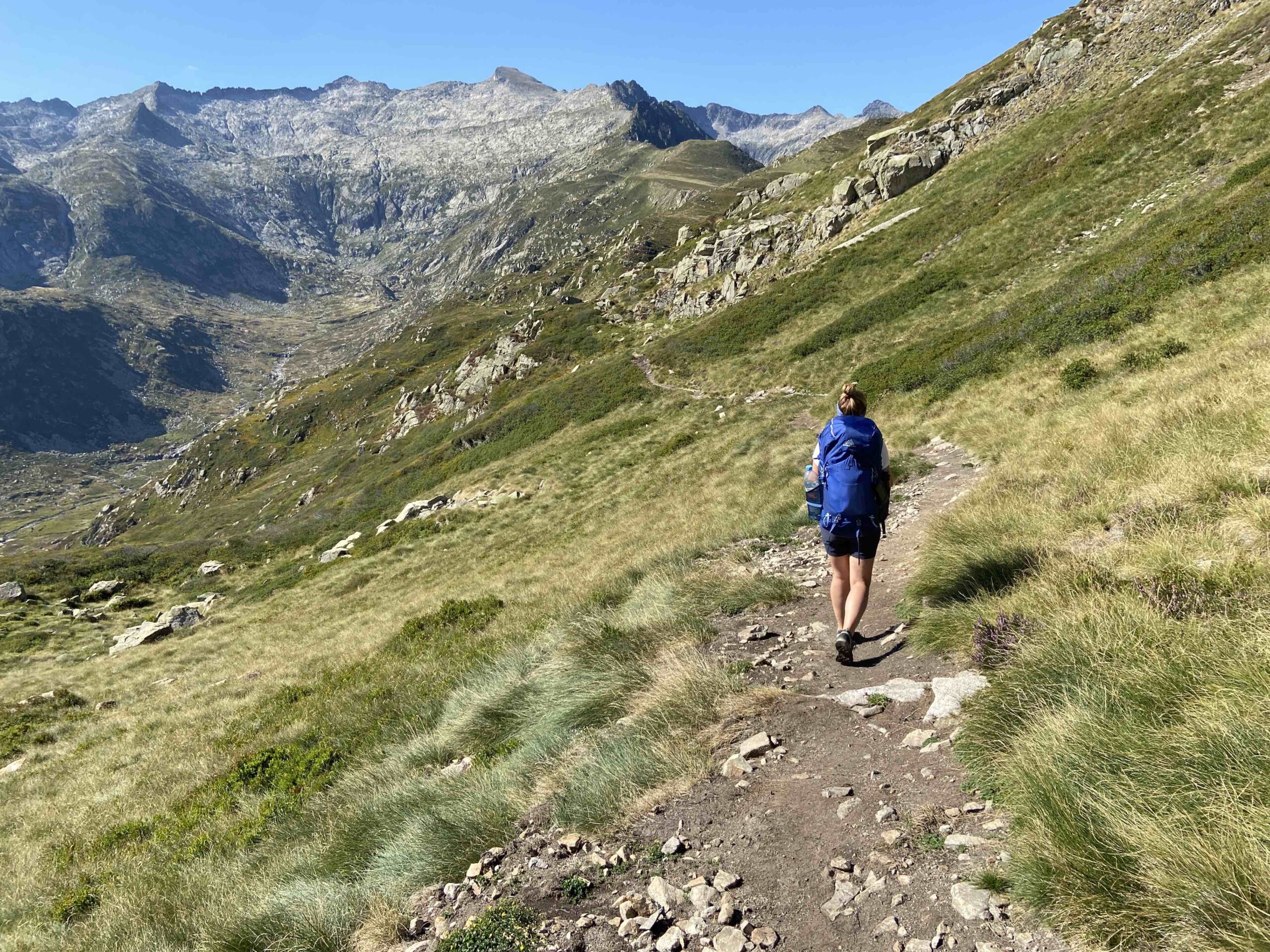 Vers le col de las Fouzes depuis le refuge de Bassies pendant notre randonnée en famille dans les Pyrénées ariégeoises