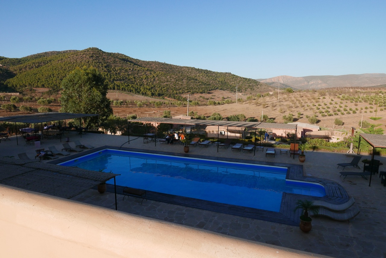 Vue sur la piscine et les chalets du gite du raidoriental au Maroc