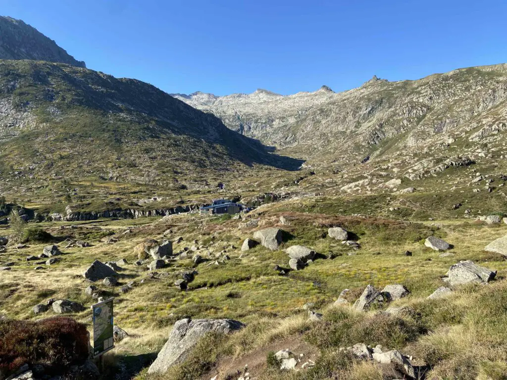 Vue sur le refuge de Bassies et le Pic des Planes lors de notre randonnée en famille dans les Pyrénées 