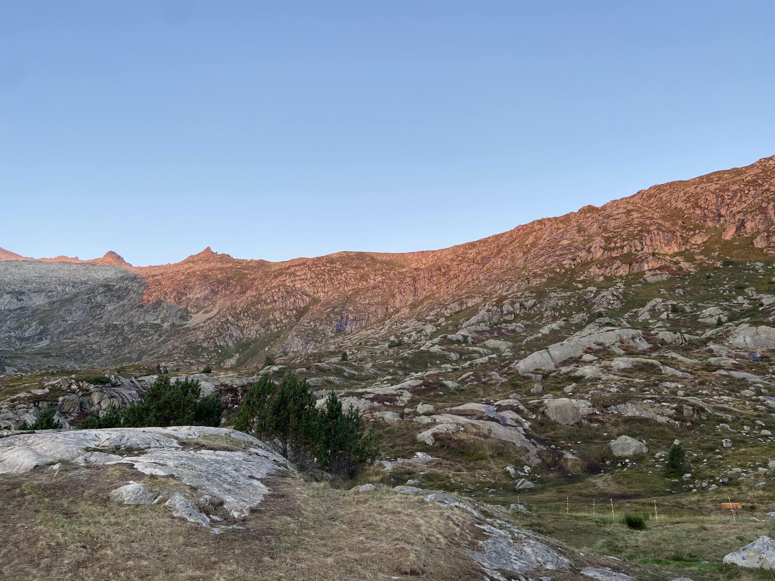 Vue vers le col de las Fouzes depuis le refuge de Bassies