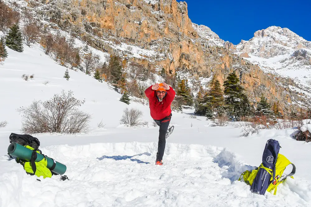 yoga au Mont Taurus e nTurquie l'hiver