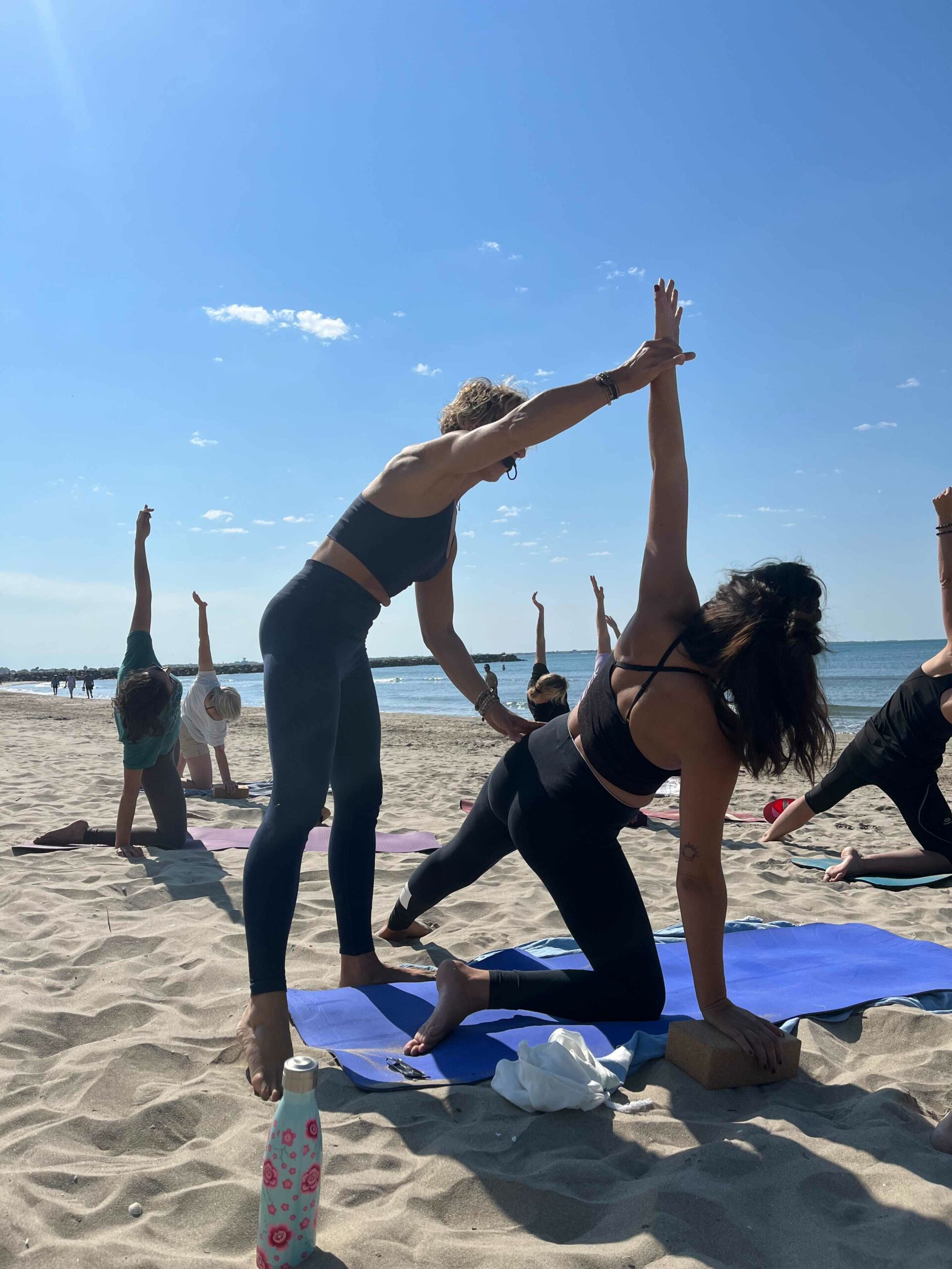 Yoga avec correction des postures à la plage