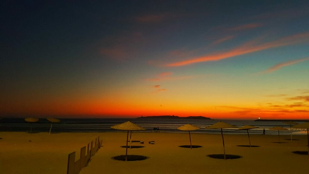 couché de soleil sur une plage d'essaouira