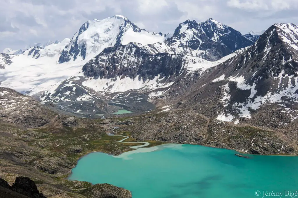 Lac d'Ala Kul depuis le col éponyme à 3900m durant ma traversée de l'Asie Centrale à pied.