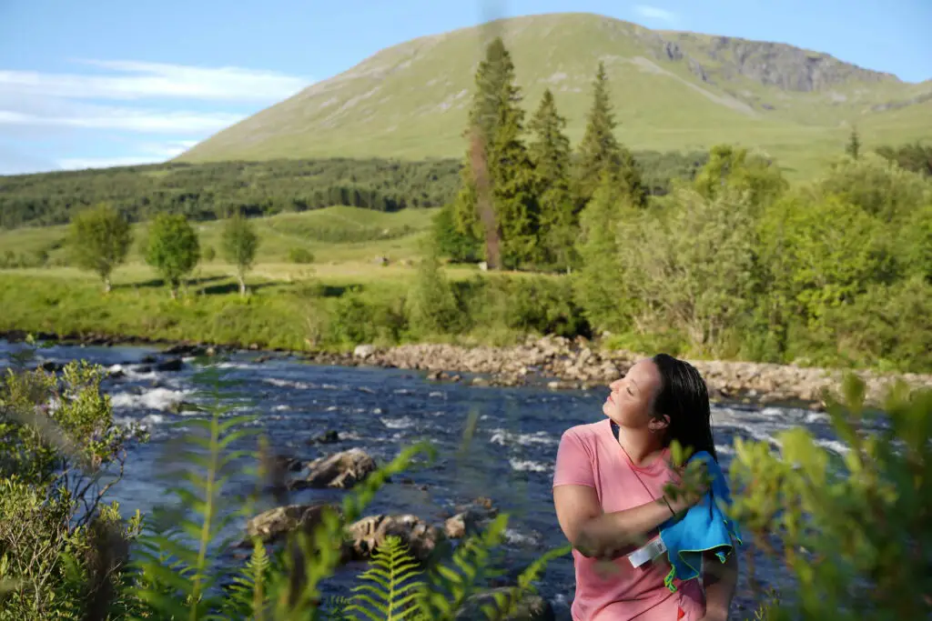 Justine se lave dans une rivière des Highlands