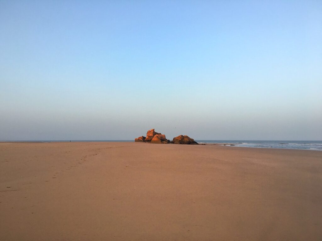 plage de sable à Essaouira au Maroc