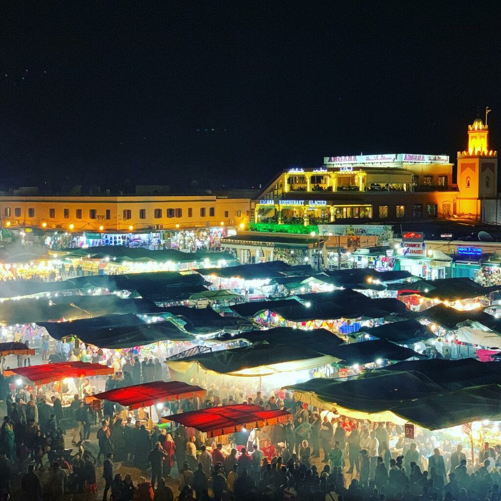 Visite de marrakech avec la place Jemaa Elfna au Maroc