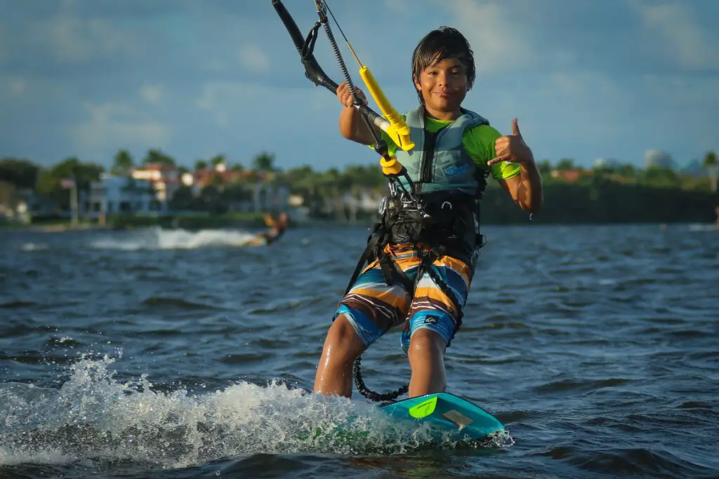 A quel âge peut-on commencer le kitesurf 