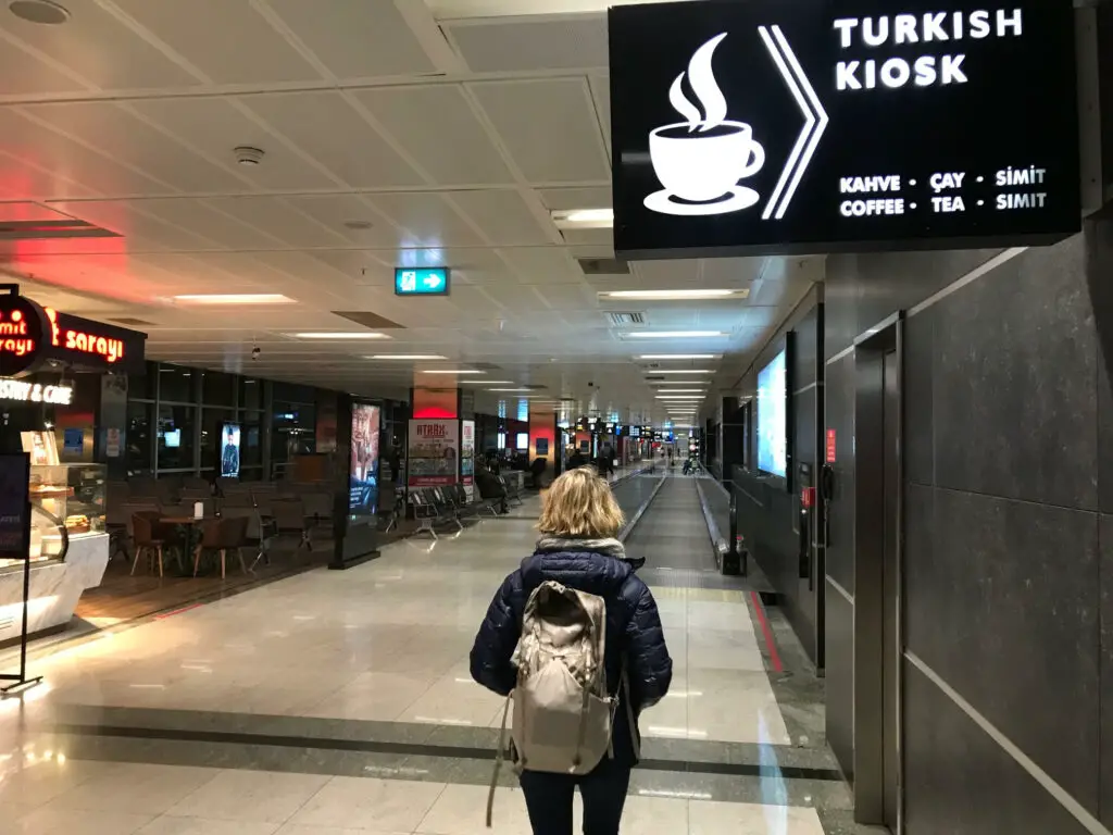 Déambulation dans l'aéroport d'Istanbul en turquie avant d'embarquer pour la cappadoce