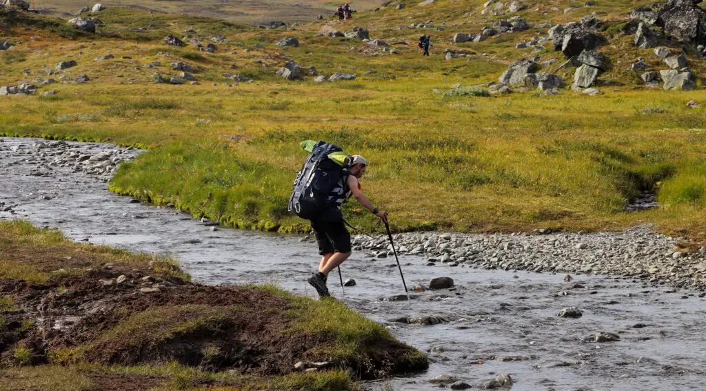 Traversée de rivière avec les bâtons de trekking Komperdell