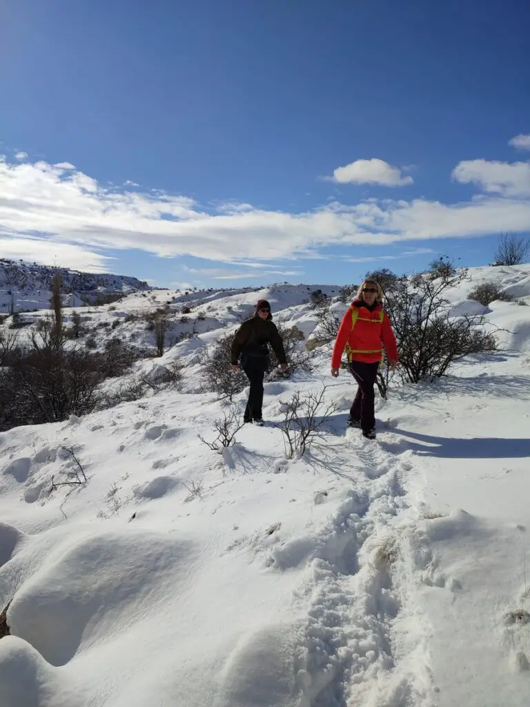 Polaire à capuche femme Columbia en randonnée dans la neige
