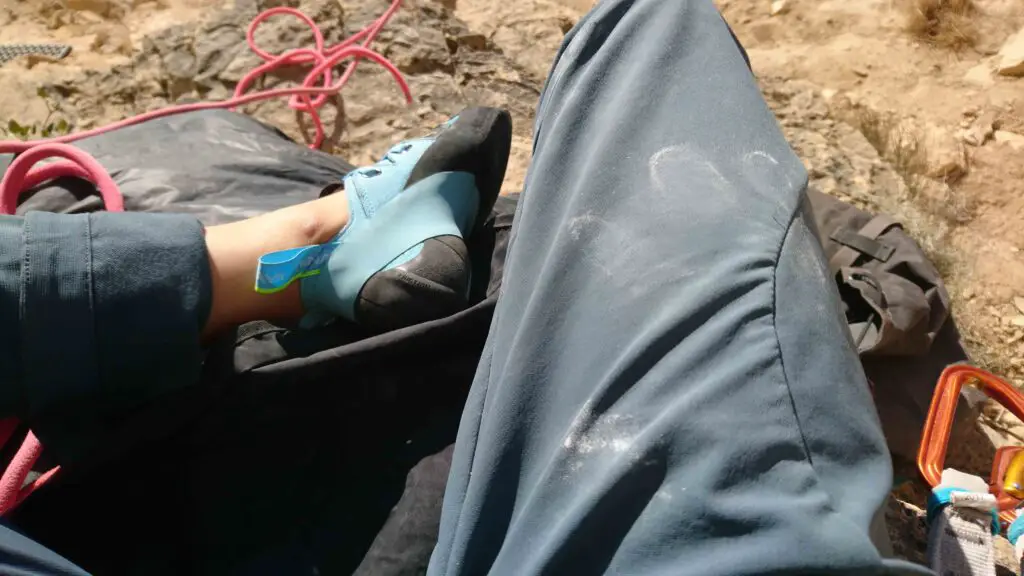 Pratique de l'escalade avec le pantalon Ascendor de Rab