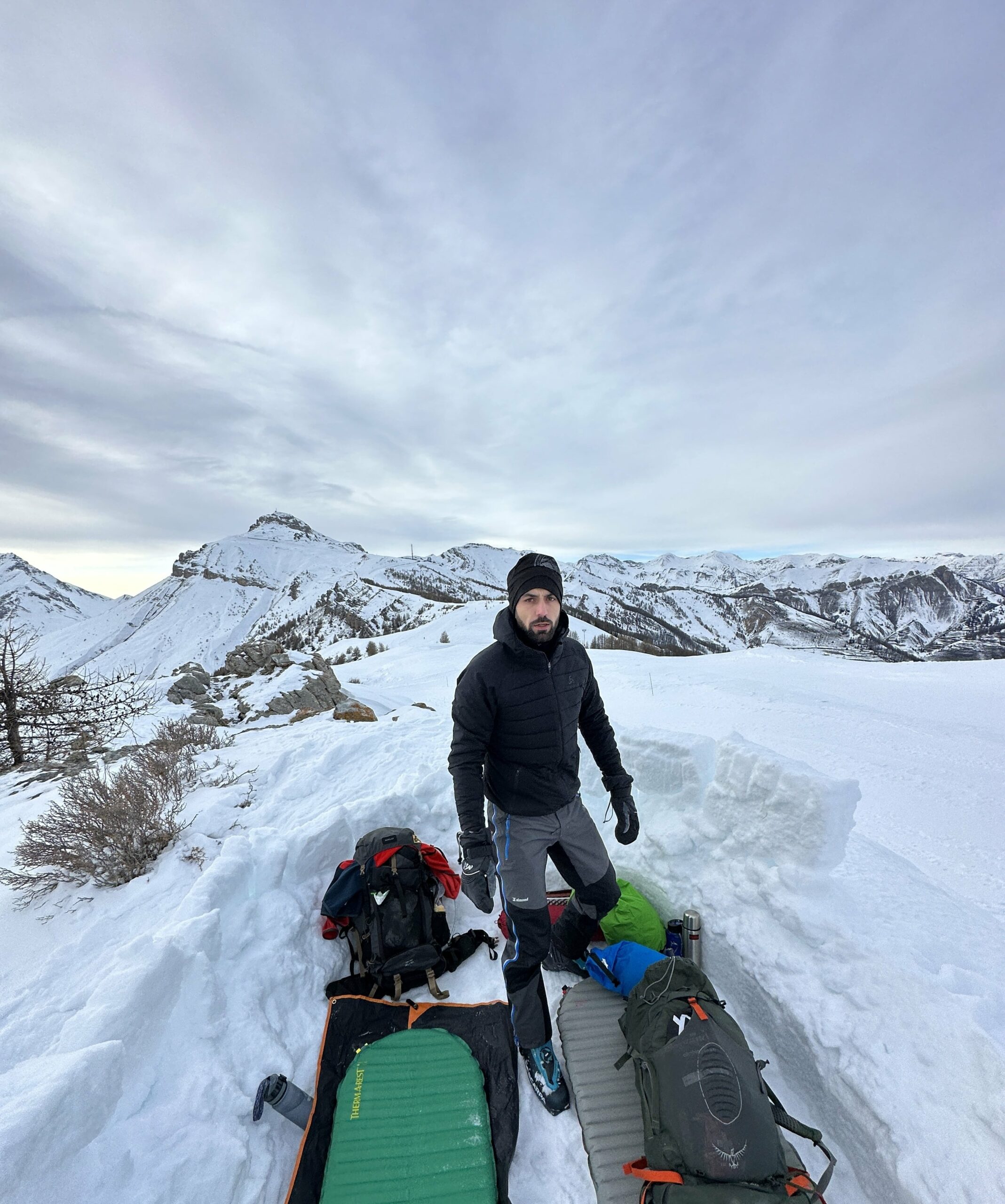 Préparation-du-bivouac-avec-la-veste-odlo-Ascent-S-Thermic