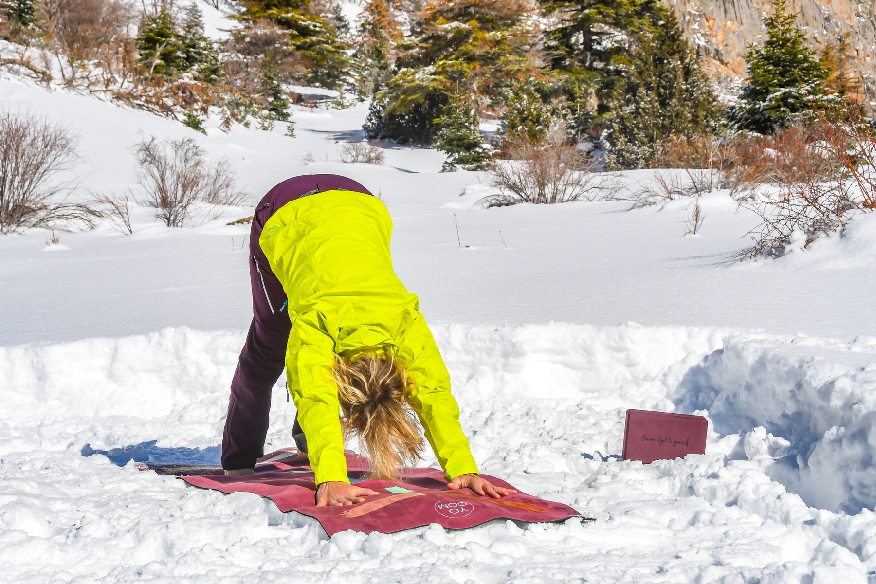 Retour terrain tapis yoga amarante de yogom