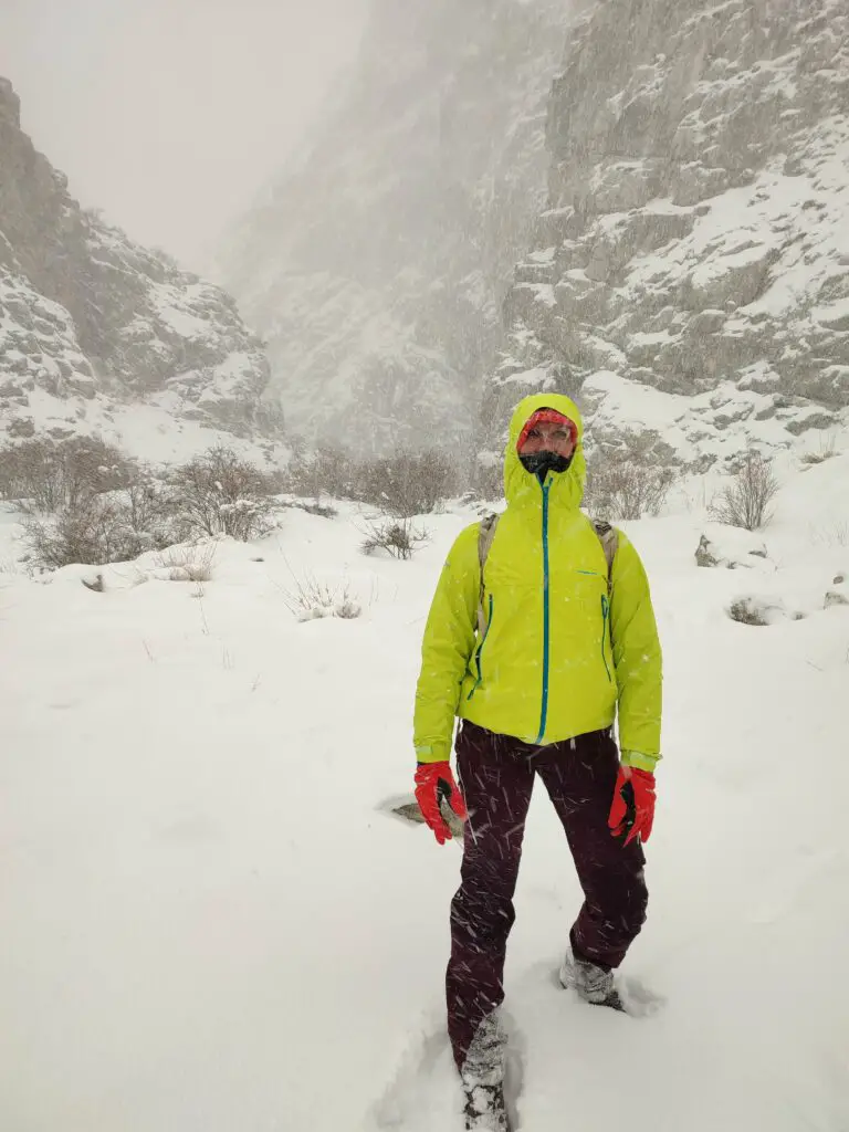 Retour terrain veste femme à capuche sous la neige