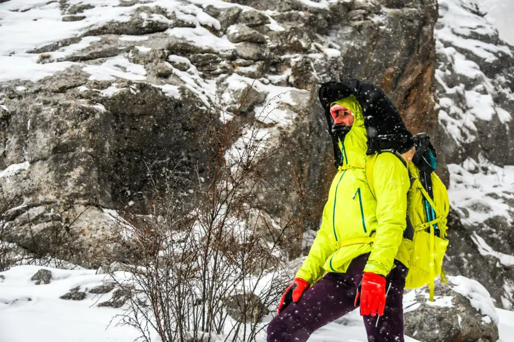 retour terrain veste imperméable sous la neige en Turquie