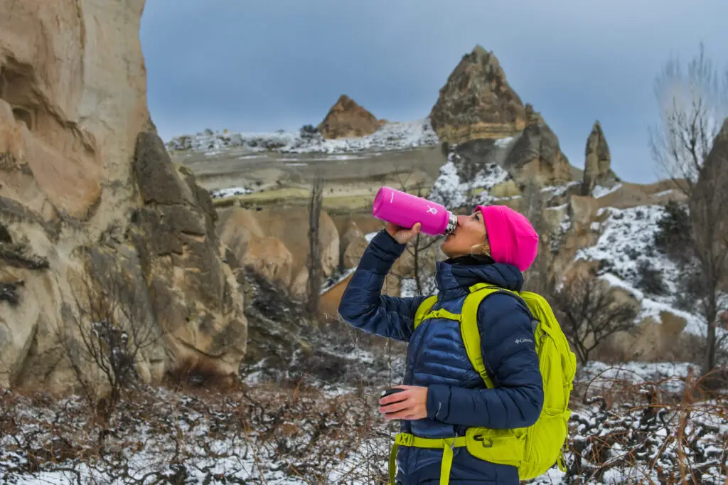 Test terrain avec la veste à capuche en duvet synthétqiue en Cappadoce