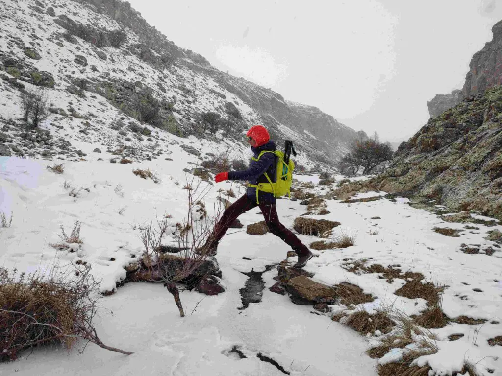 Test terrain sac à dos confort et imperméable 30 L en randonnée dans la neige en Turquie