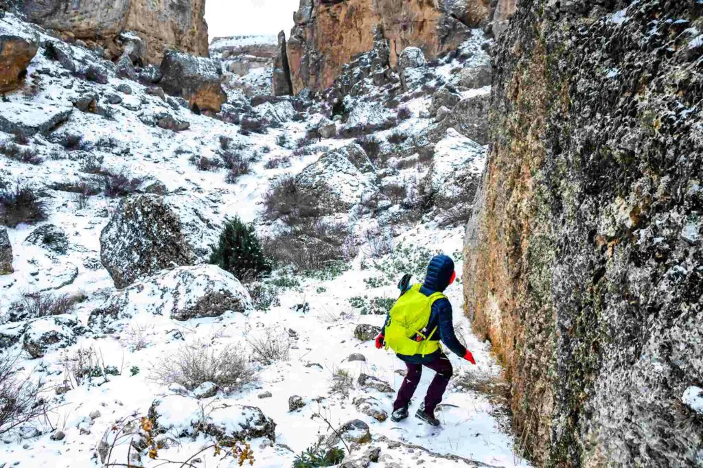 Test terrain sac à dos Trangoworld en randonnée dans la neige en Cappadoce