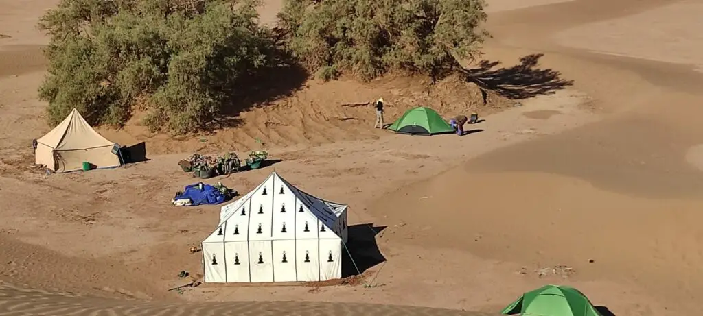 Voyage outdoor dans le désert au Maroc