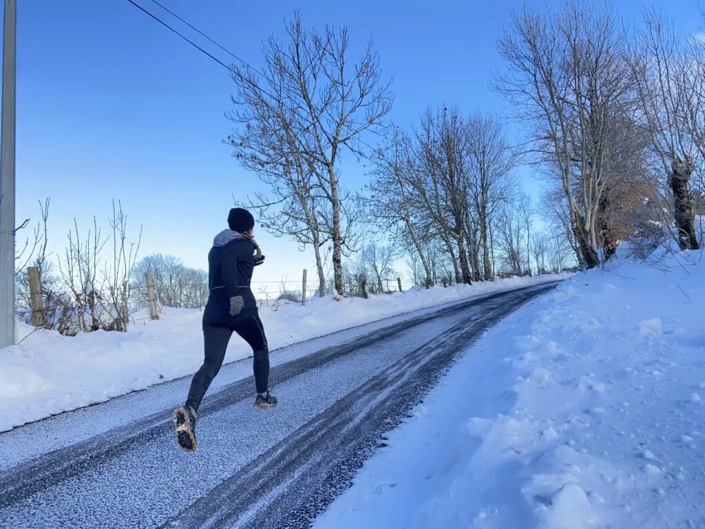 Footing avec la tenue Zeroweight d'ODLO vue de dos