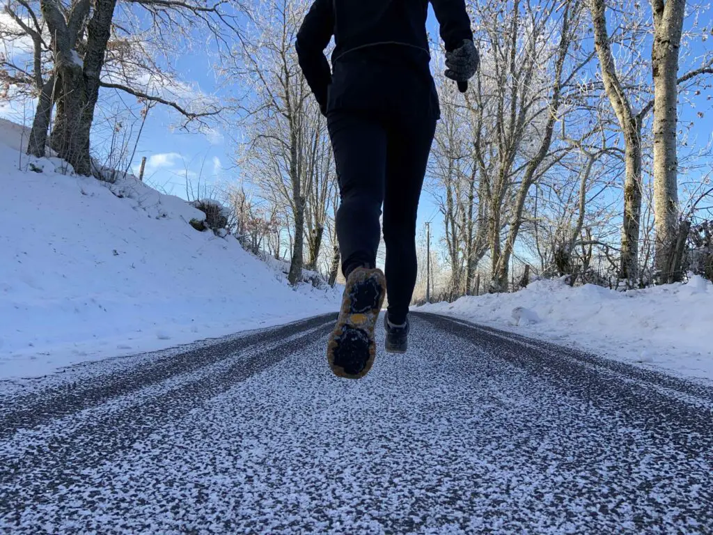 Footing avec le collant Zeroweight d'ODLO vue de dos