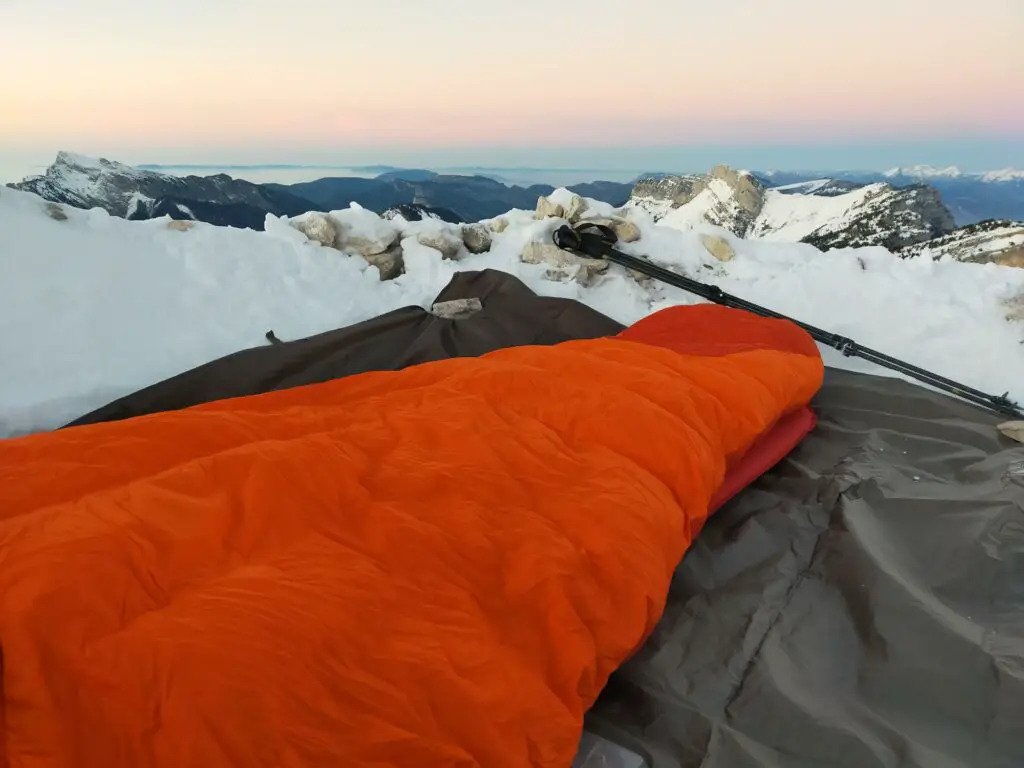 Au réveil après une nuit sous -12°C, le gonflant du sac Rab Andes Infinium 800 est toujours là