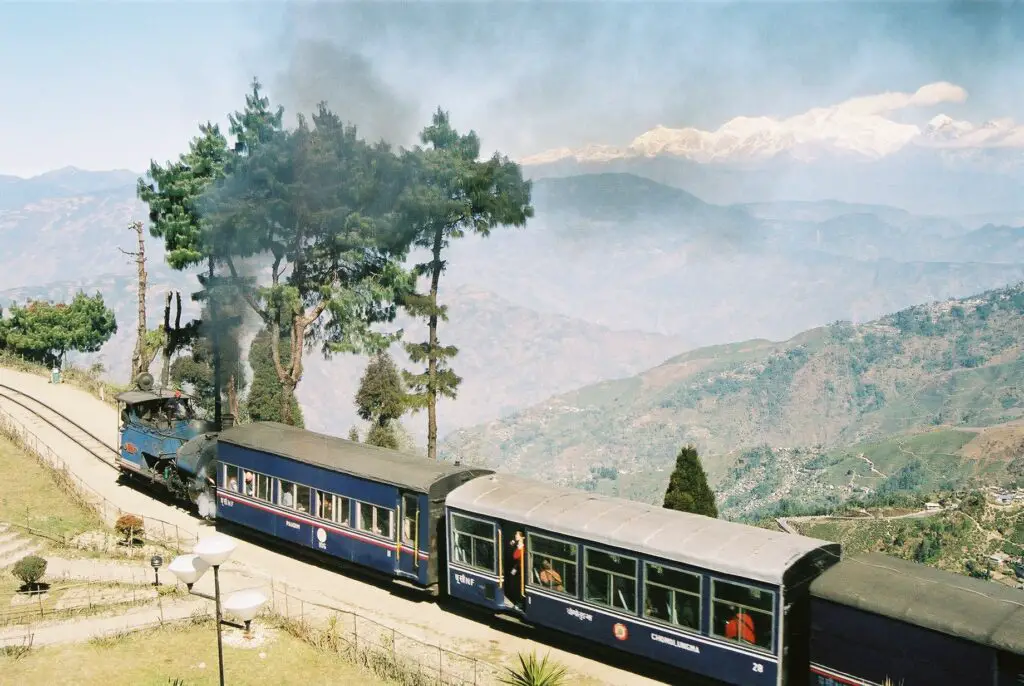 Le train Darjeeling Himalayan Railway en Inde