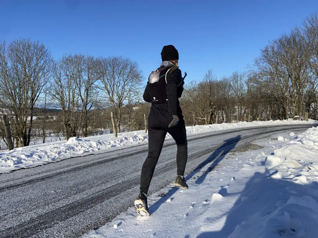 Test de la tenue Zeroweight d'ODLO en footing dans la neige vu de dos