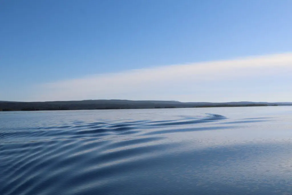 Grand ciel bleu sur le lac lapon sur l'itinéraire de la Kungsleden