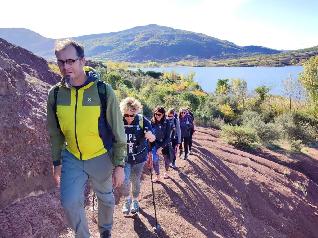 marche sur les rives du lac du salagou