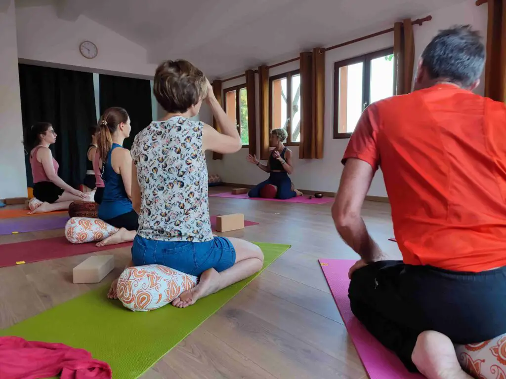 Bolster comme coussin d'assise en yoga ou méditation