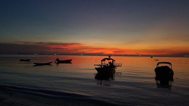 coucher de soleil à koh Phangan avec des bateaux de pêcheurs