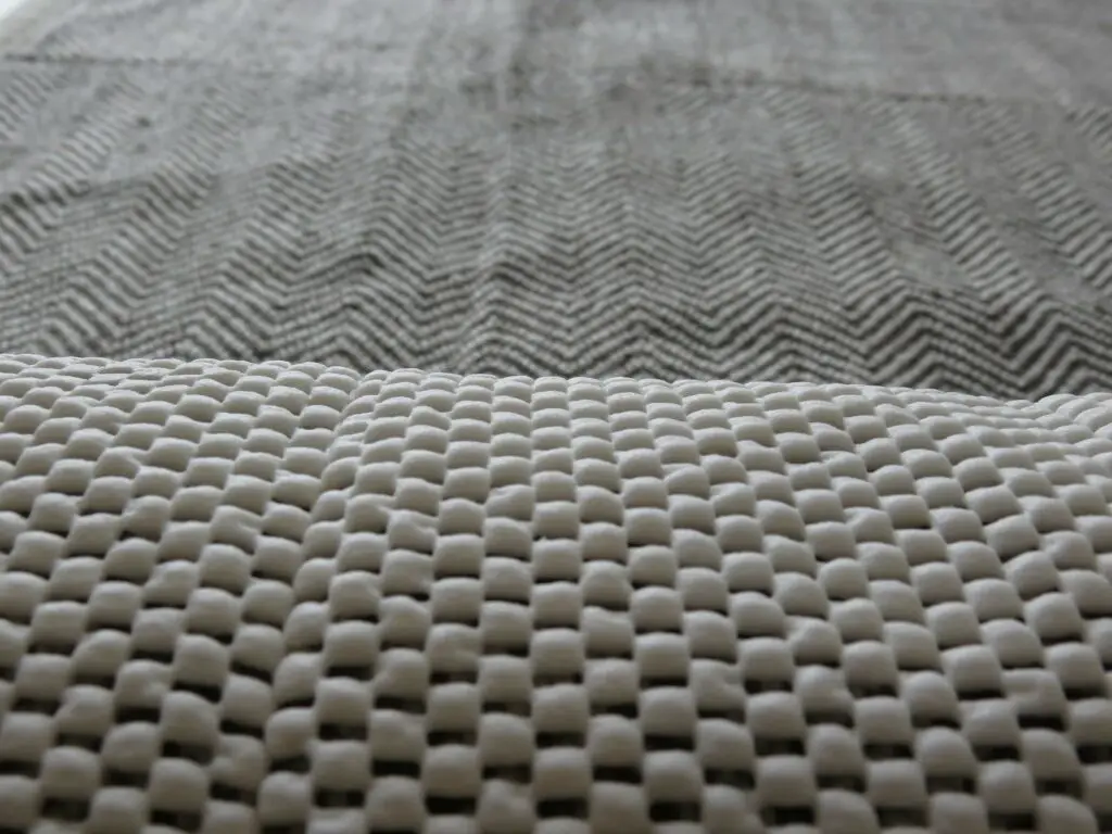 Couture de la maille antidérapante d'un tapis de yoga en laine