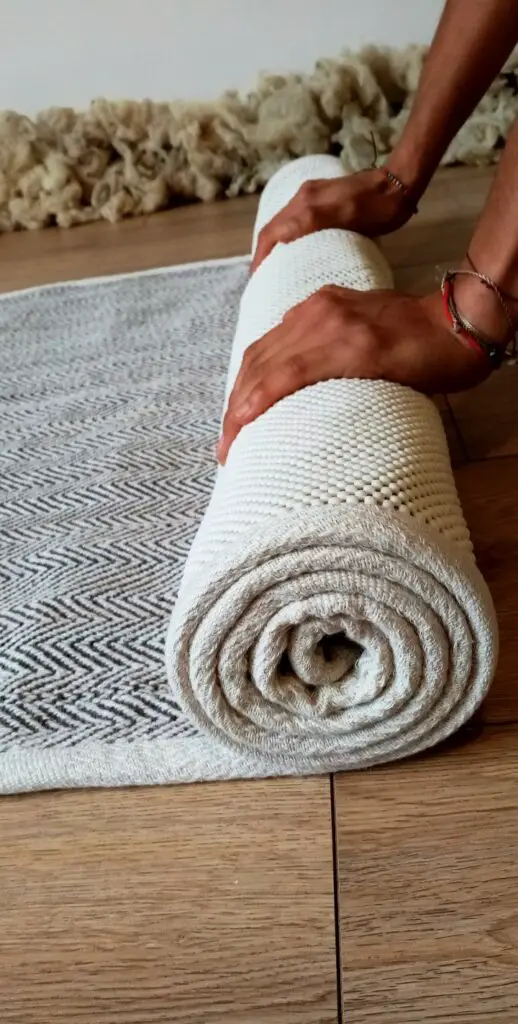 Couture des bords (ourlets) en coton d'un tapis de yoga en laine de la marque Colombienne Prima