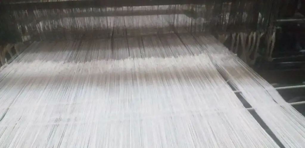 Enfilage dans les aiguilles pour la fabrication d'un tapis en laine pour le yoga