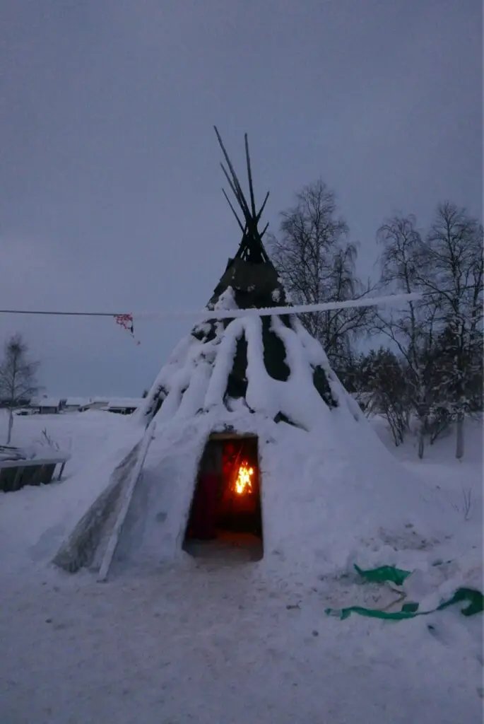 Feu dans un tipi au coeur de la finlande