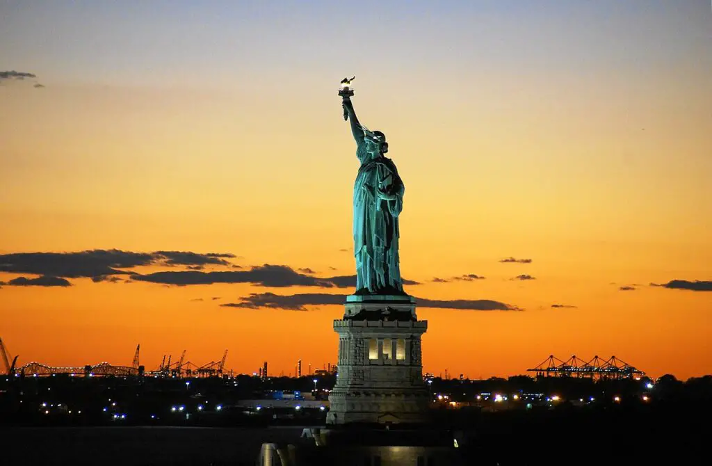 La statue de la liberté et le coucher de soleil