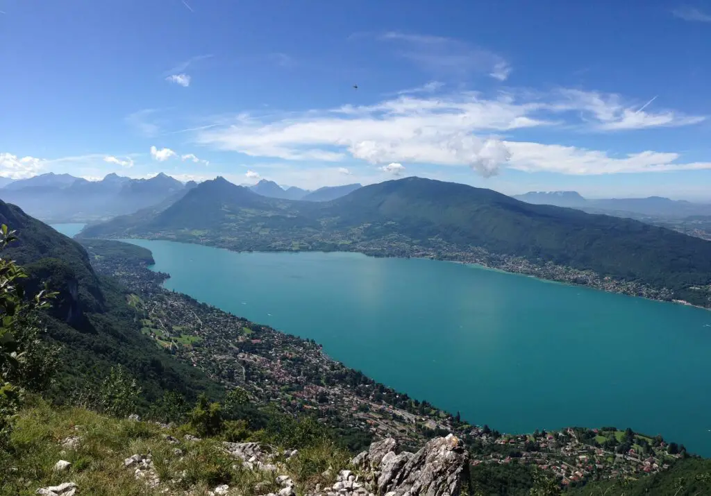 Le lac d'Annecy, terrain de jeu pour les activités nautiques