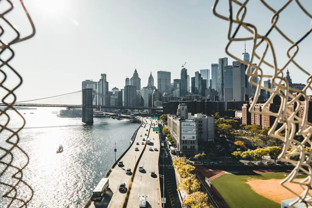 Le Manhattan Bridge avec la vue sur Brooklyn Bridge