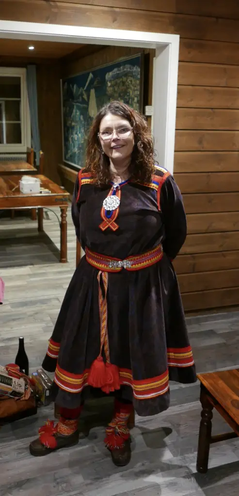Lena Greus Chamane SAMI en tenue traditionnelle