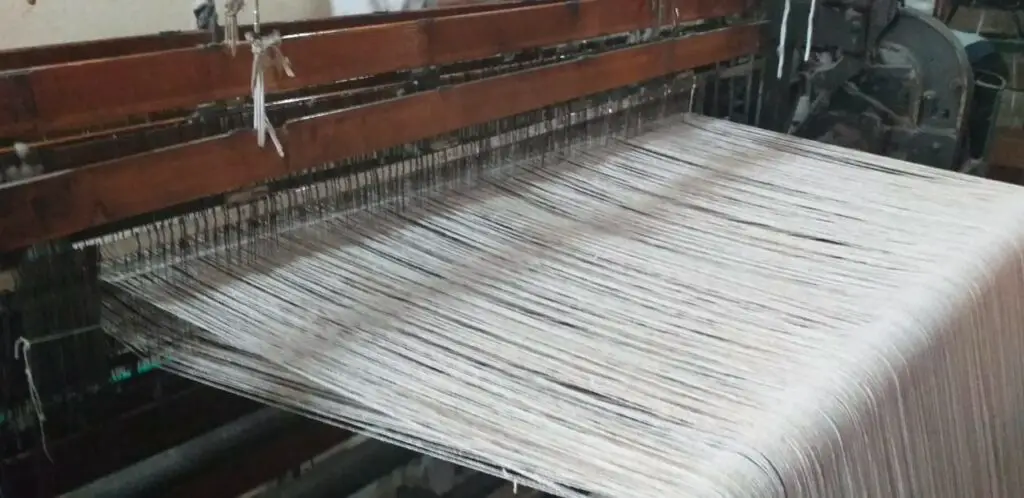 Mise en place du cadre pour le dessin pour le métier à tisser la laine