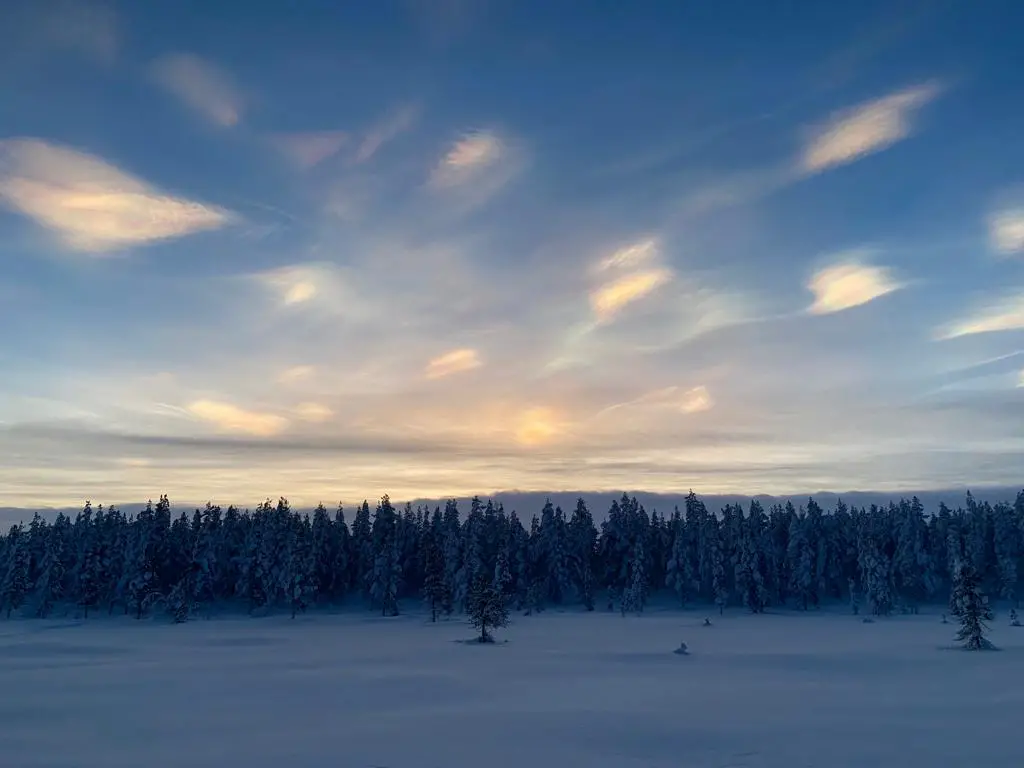 nuages magiques dans le ciel de la laponie suédoise