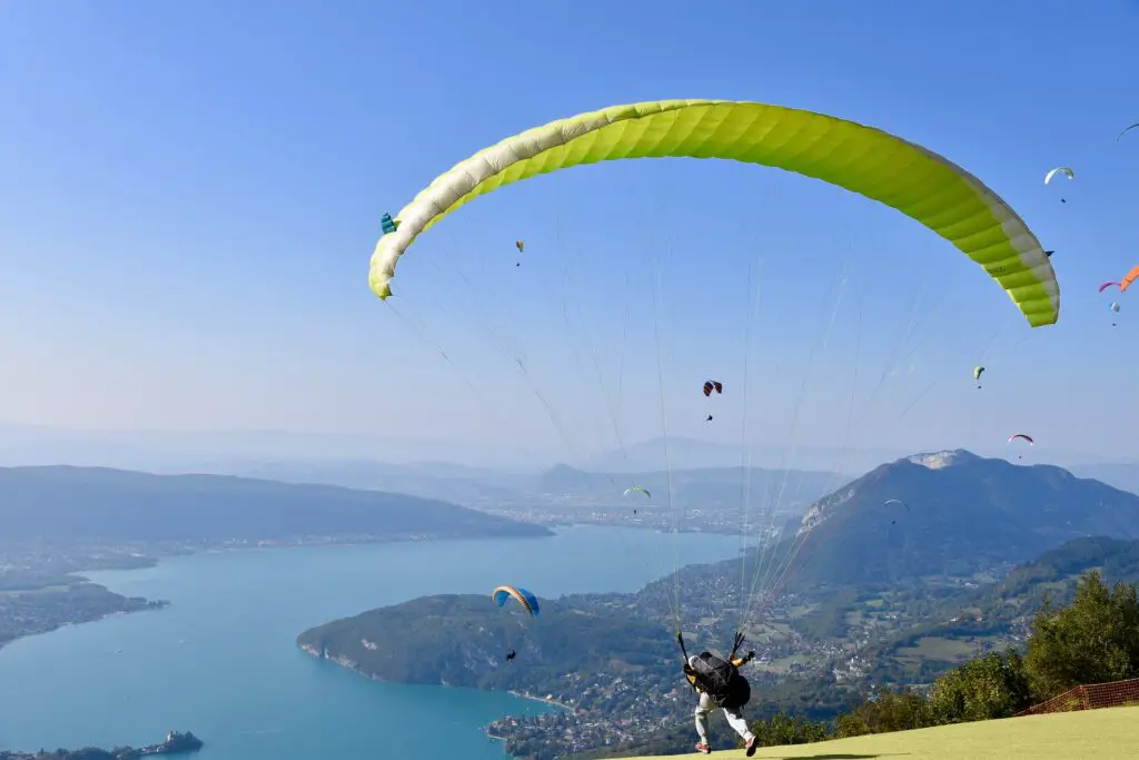 Parapente au-dessus du lac d'Annecy