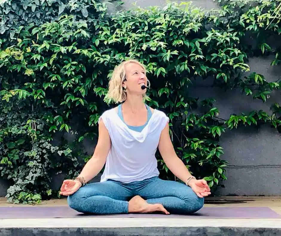 Posture du lotus avec tee shirt de yoga pour femme