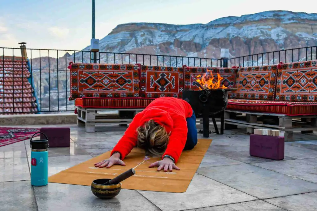 pratique de yoga en Turquie sur un tapis pliable