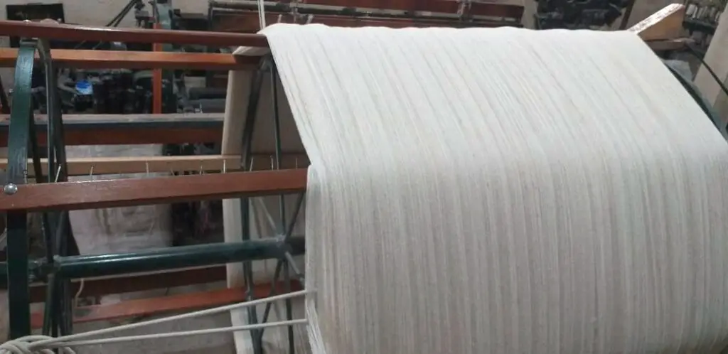 Préparation de la chaîne de fabrication d'un tapis de yoga en laine